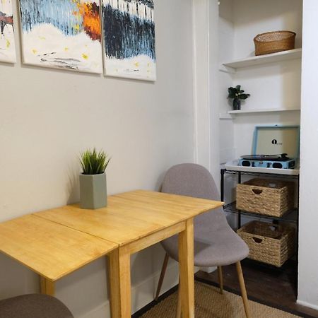 Urban Convenience Studio Flat Dallas Luaran gambar